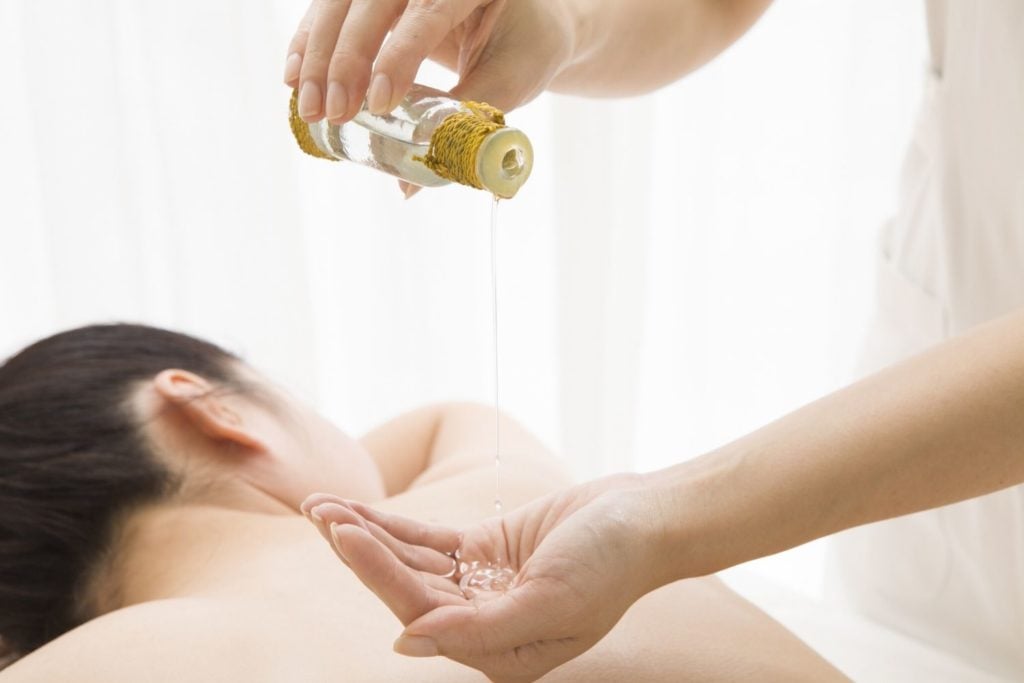 นวดไทย  นวดอโรม่า (Aromatherapy Massage) 