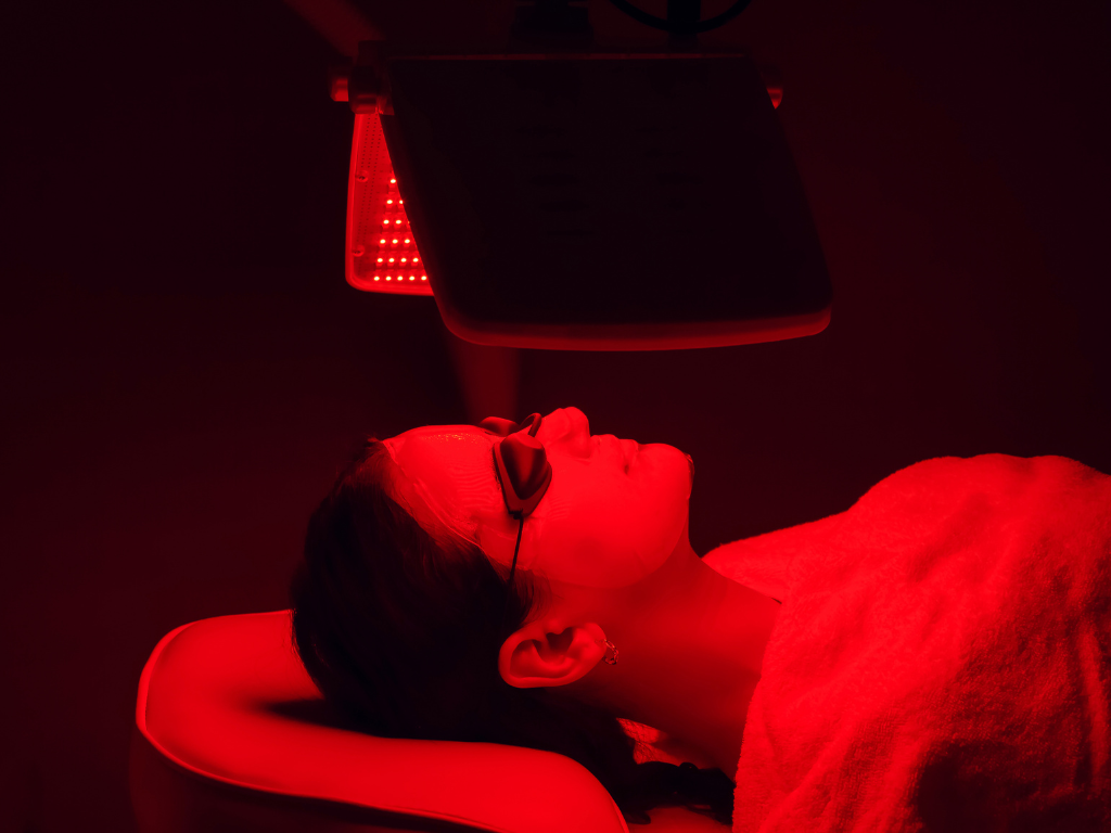 การรักษาทางเลือกรอยสิวไม่หายสักที LED LIGHT THERAPY