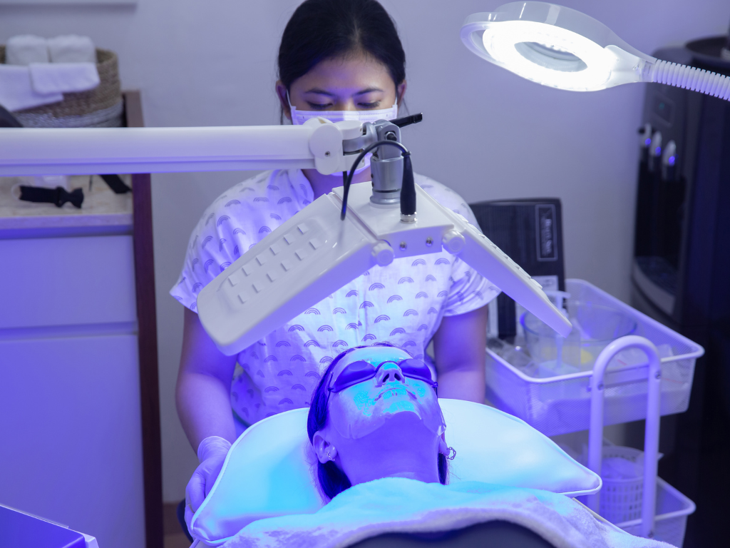 การรักษาสิวเห่อด้วย LED Light Therapy