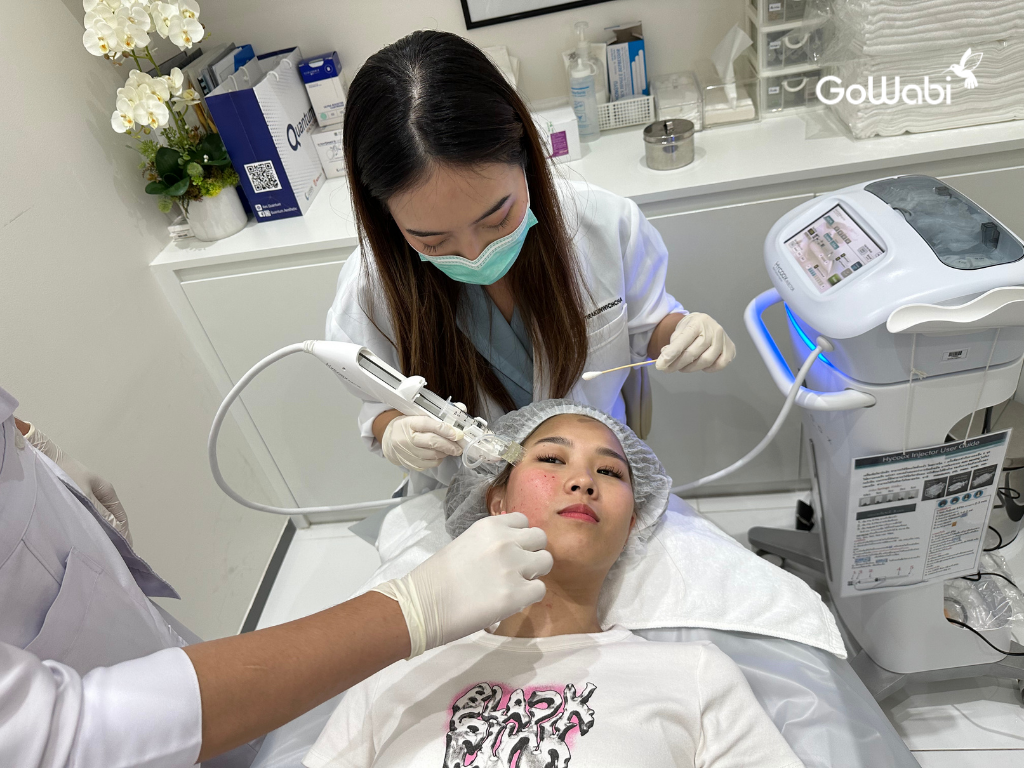 คุณหมอกำลังฉีด exosome เข้าไปในผิวหน้า