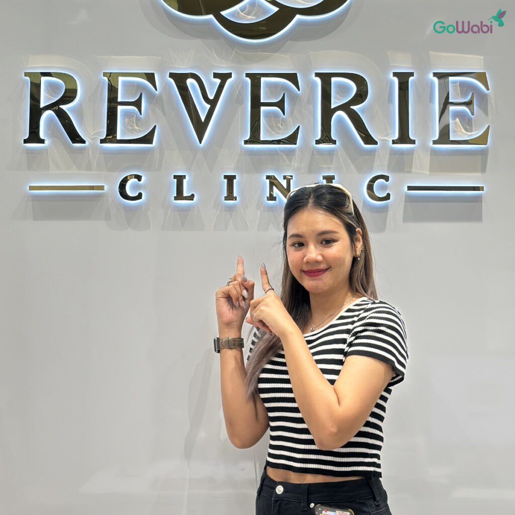 reverie clinic รีวิวถ่ายคู่กับป้ายหน้าร้าน