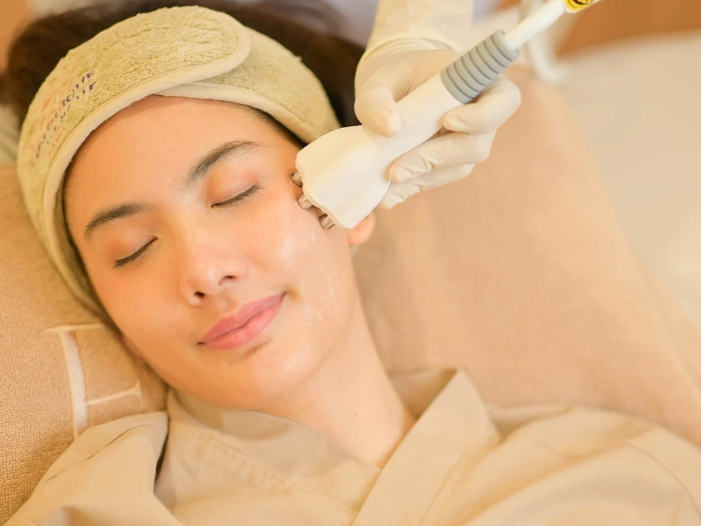 นวดหน้ายกกระชับ ที่ไหนดี? Ess Wellness