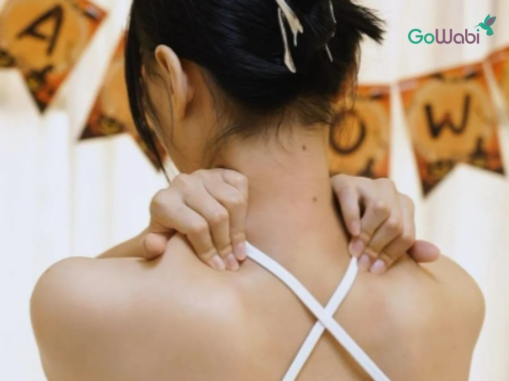 นวดคอบ่าไหล่ด้วยตัวเอง หยิบและคลึงกล้ามเนื้อบ่า