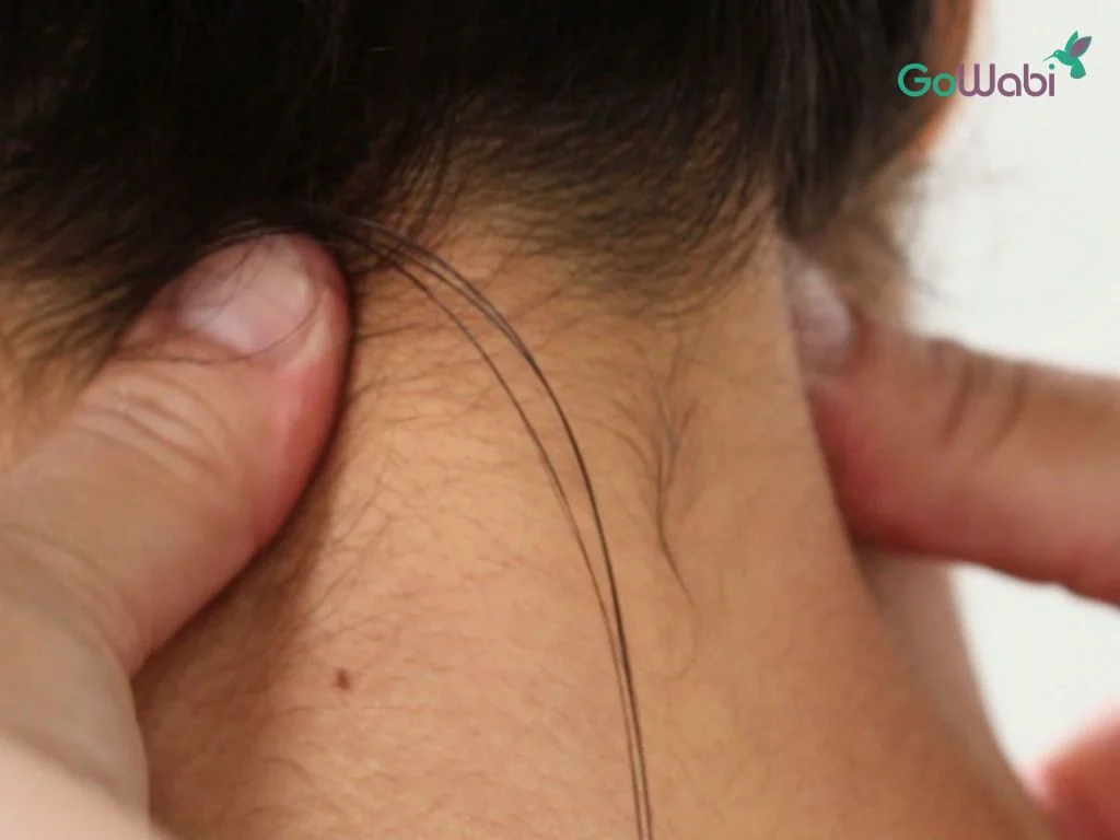 นวดคอบ่าไหล่ด้วยตัวเอง กดจุดใต้ฐานกะโหลก