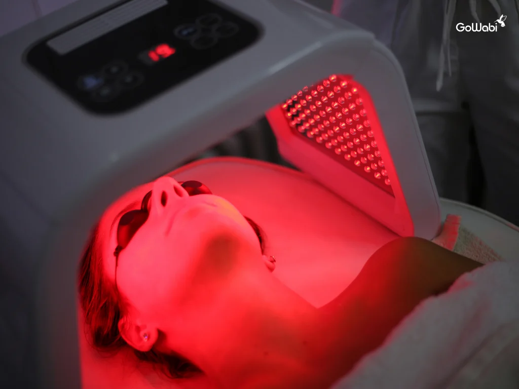 ผู้หญิงกำลังเข้ารับบริการ LED therapy